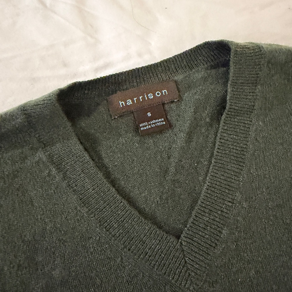 Men's Harrison 100% Cashmere V-Neck Sweater in Olive Green Small